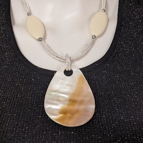 Reversable shell necklace - Picture 6 of 11